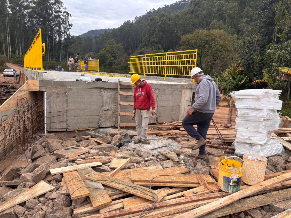 Estrutura possui 22 metros de extensão e irá suportar veículos de até 100 toneladas. (Fotos: Matheus Laste)