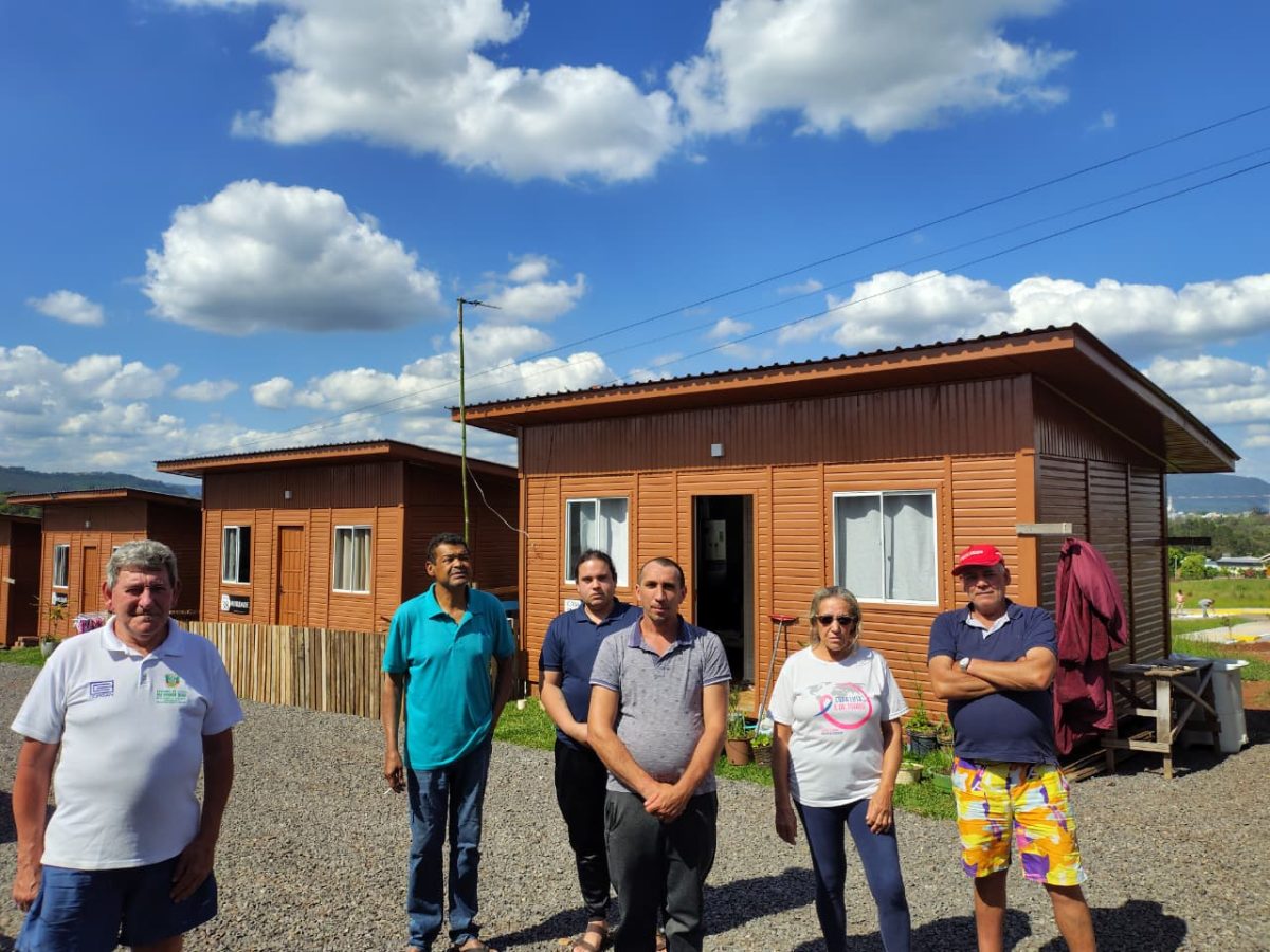 Moradores de casas provisórias ficam sem luz