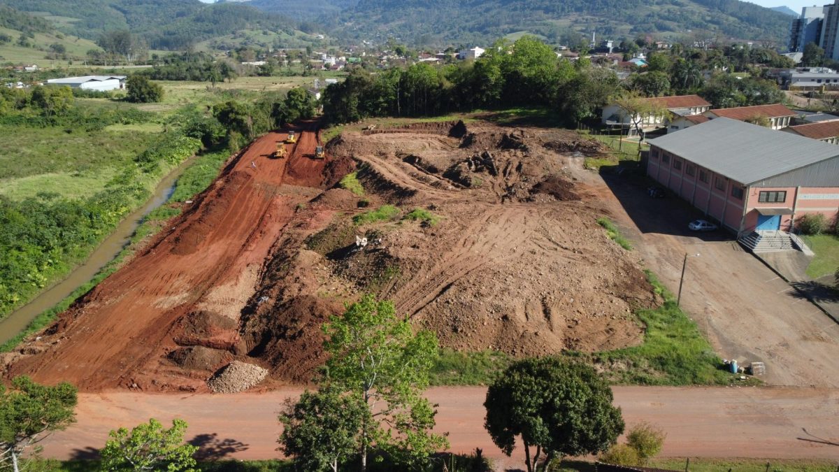 Máquinas preparam terreno para construção de duas novas escolas