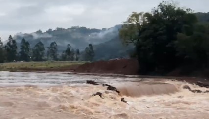 Arroio Forquetinha sobe e deixa estiva submersa